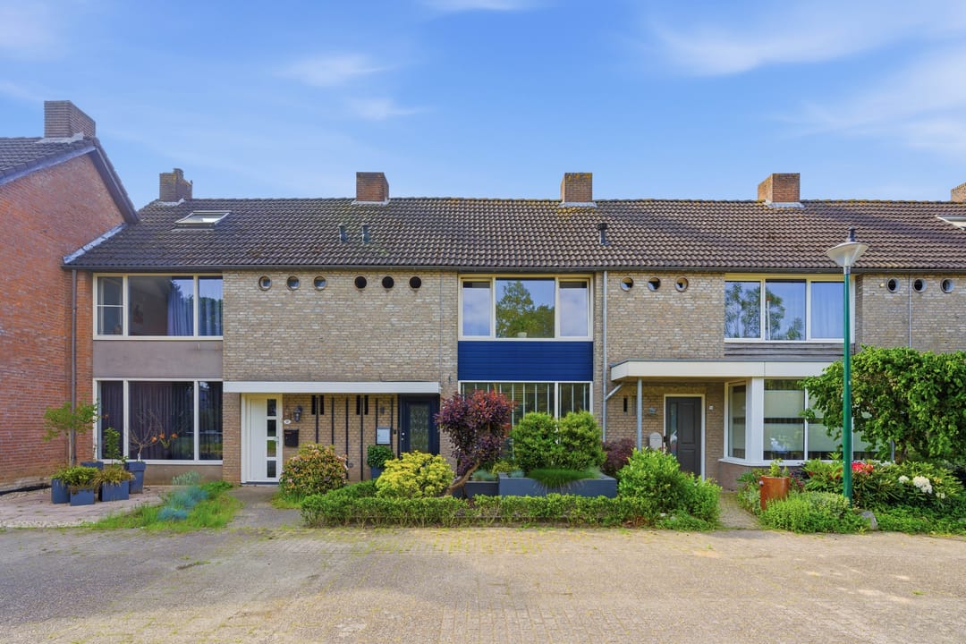 Spacious Family Home with Sunlit Garden and Solar Panels — 31