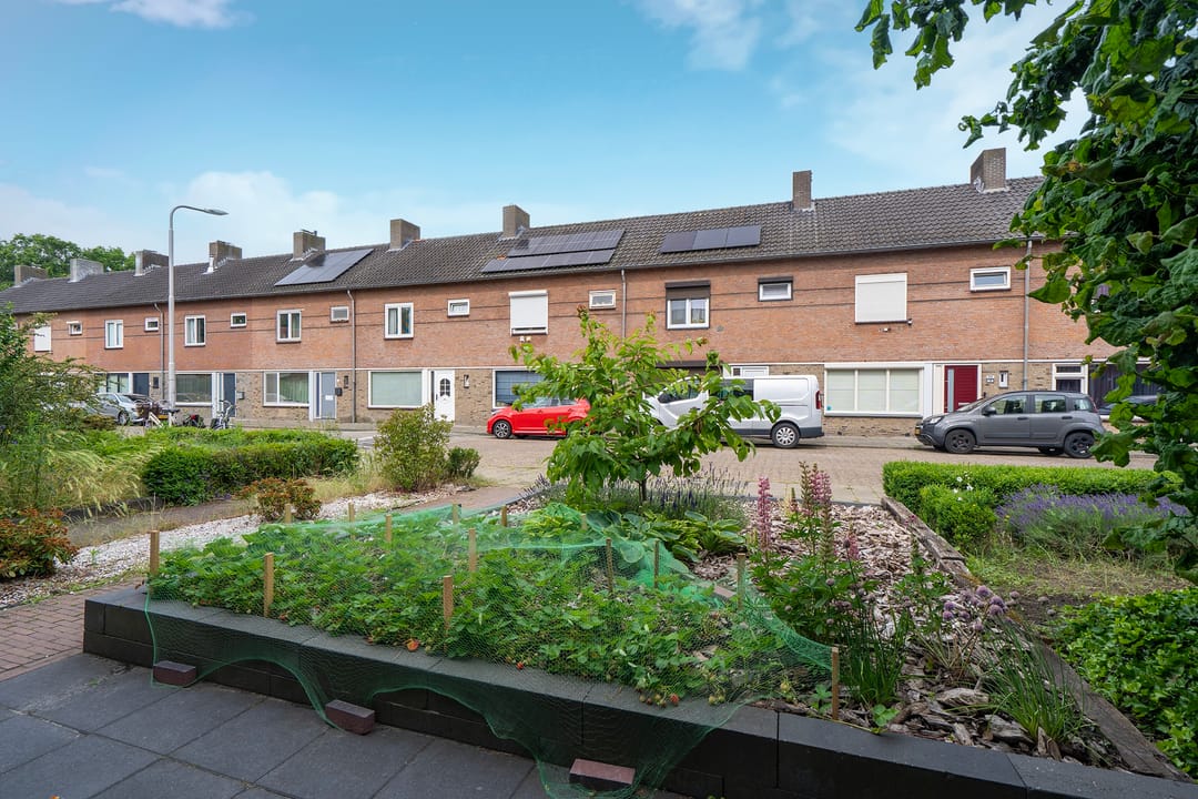 Spacious Family Home with Solar Panels and East-Facing Garden in Tilburg — 7