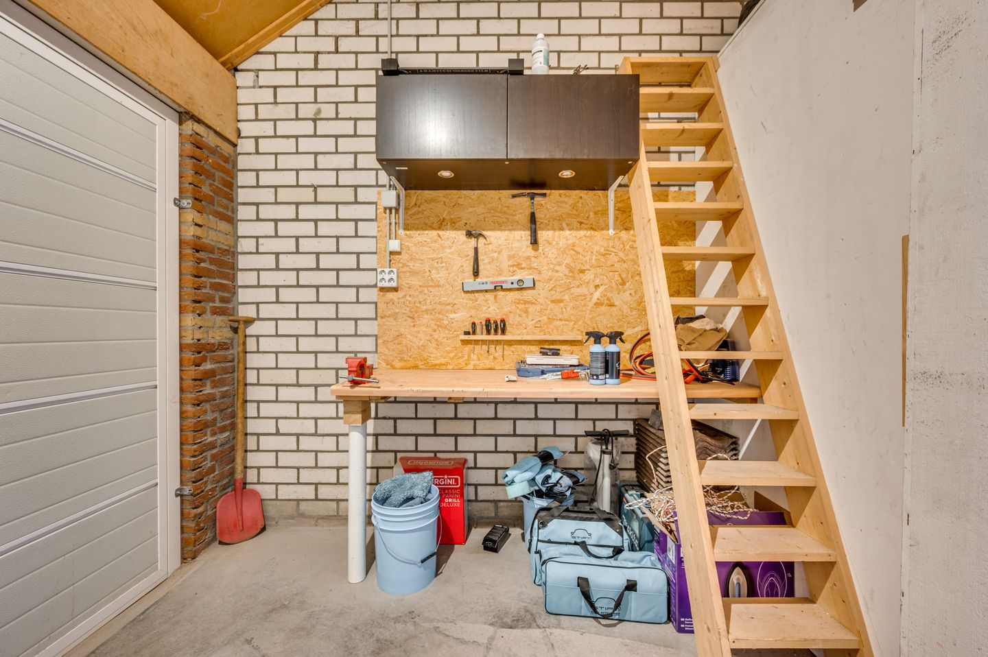 Spacious Family Home with Four Bedrooms in Popular Venlo-East Neighborhood — 40