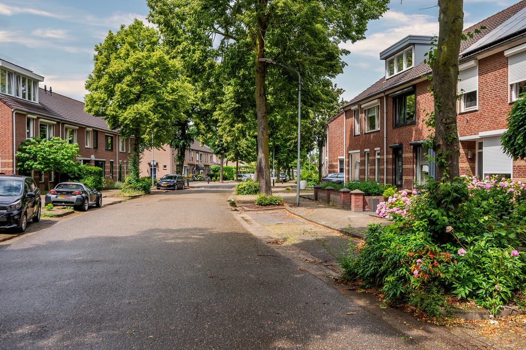 Spacious Family Home with Four Bedrooms in Popular Venlo-East Neighborhood — 53