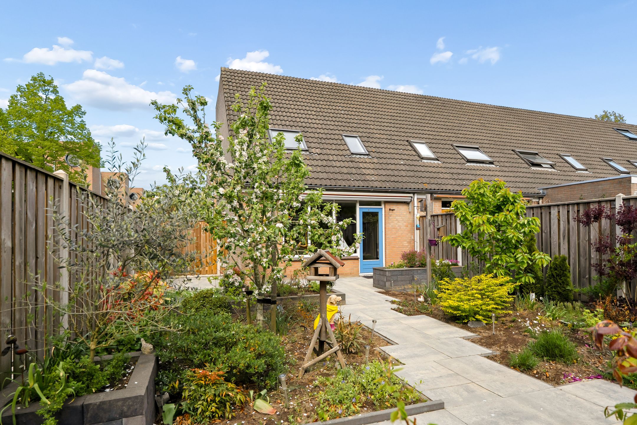 Well-Maintained Corner Home with Spacious Sunny Garden in Almere-Centrum — 39