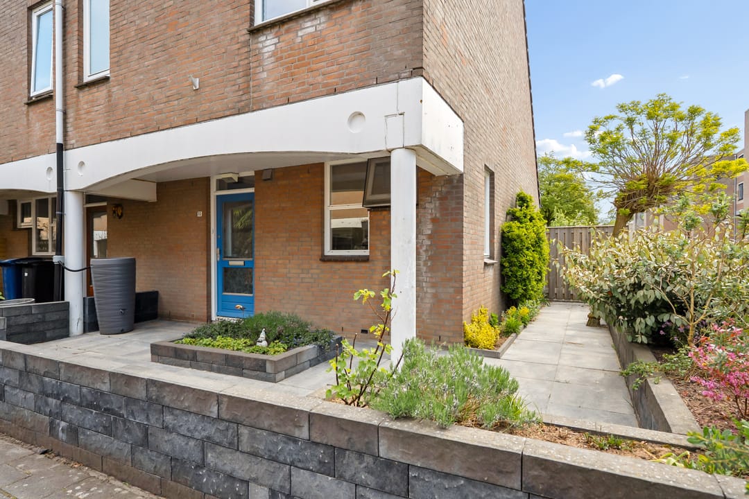 Well-Maintained Corner Home with Spacious Sunny Garden in Almere-Centrum — 46