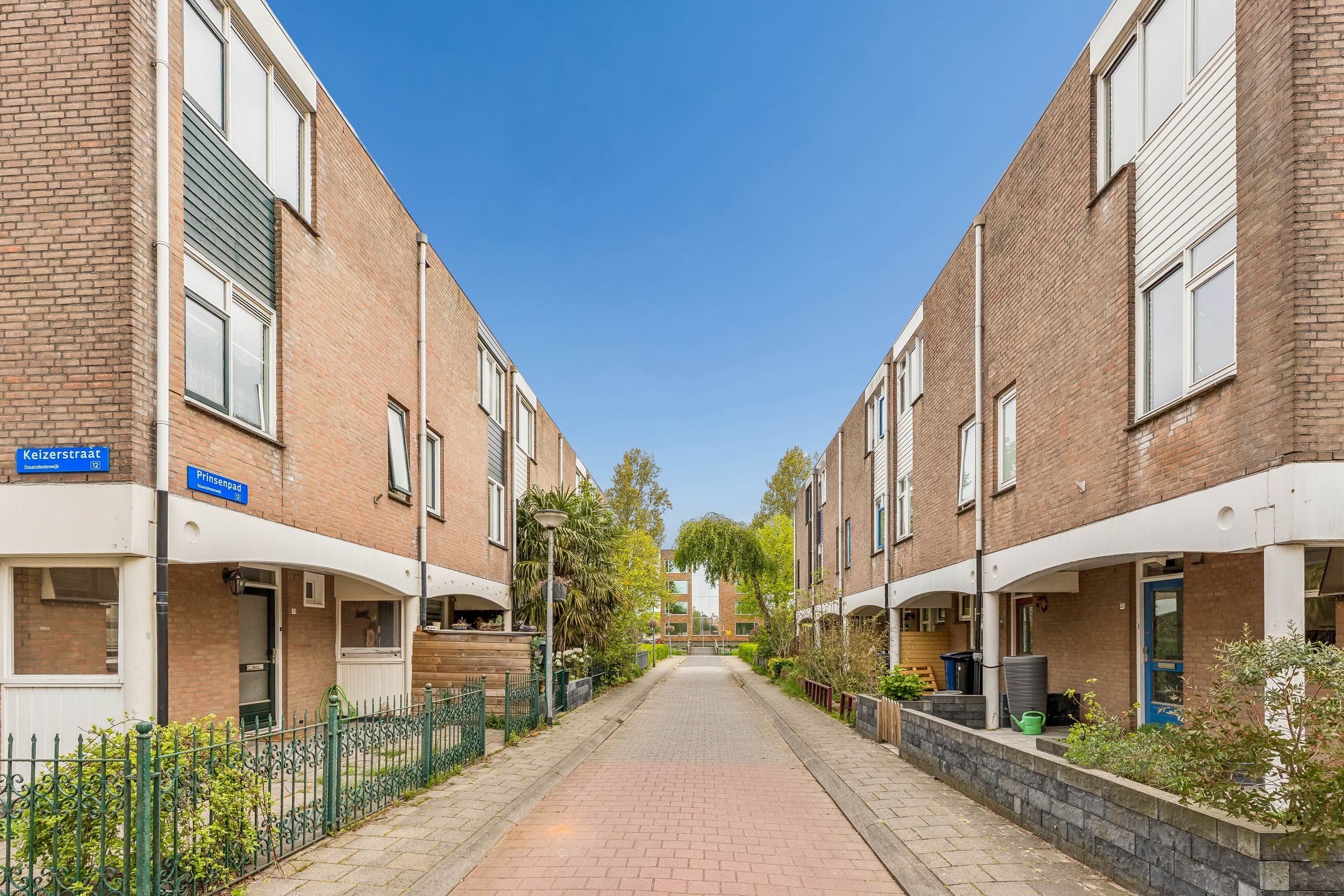 Well-Maintained Corner Home with Spacious Sunny Garden in Almere-Centrum — 48