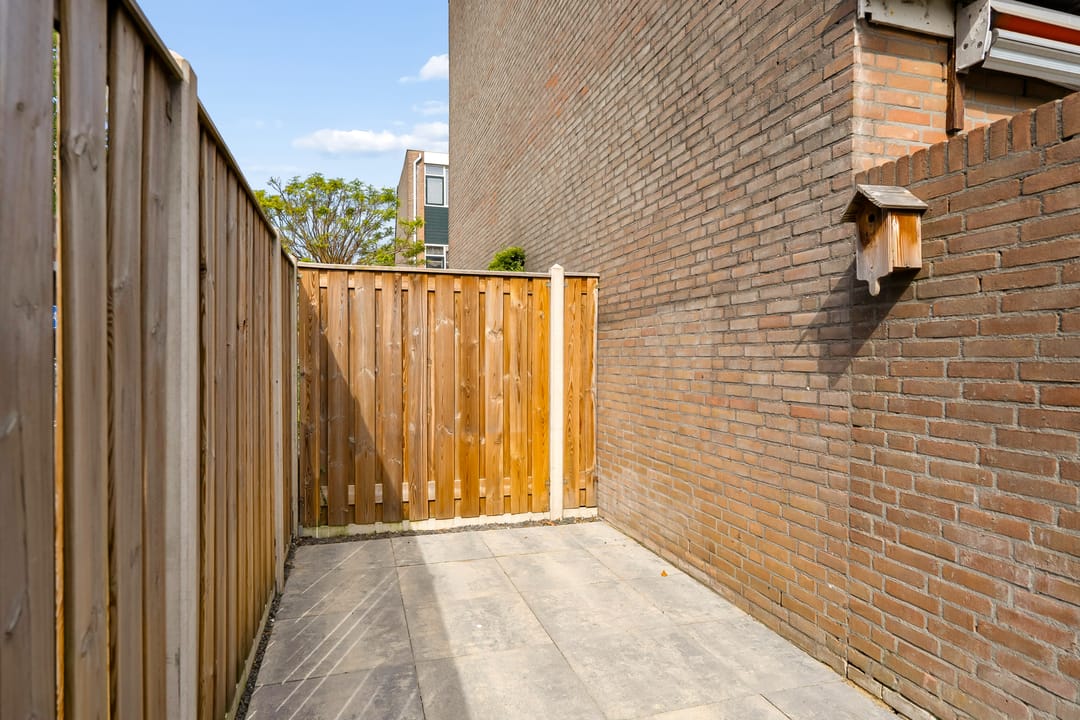 Well-Maintained Corner Home with Spacious Sunny Garden in Almere-Centrum — 43