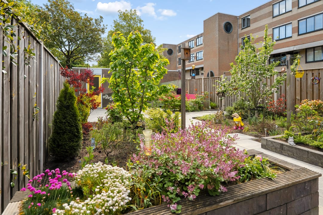 Well-Maintained Corner Home with Spacious Sunny Garden in Almere-Centrum — 38