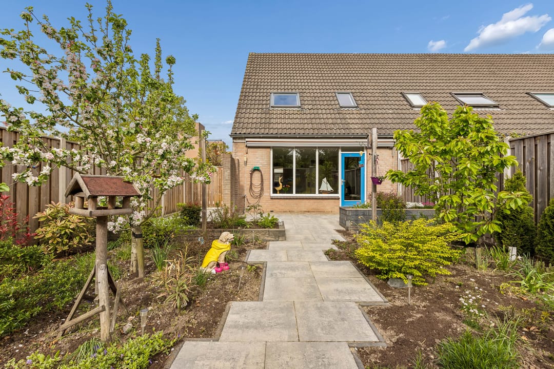 Well-Maintained Corner Home with Spacious Sunny Garden in Almere-Centrum — 32