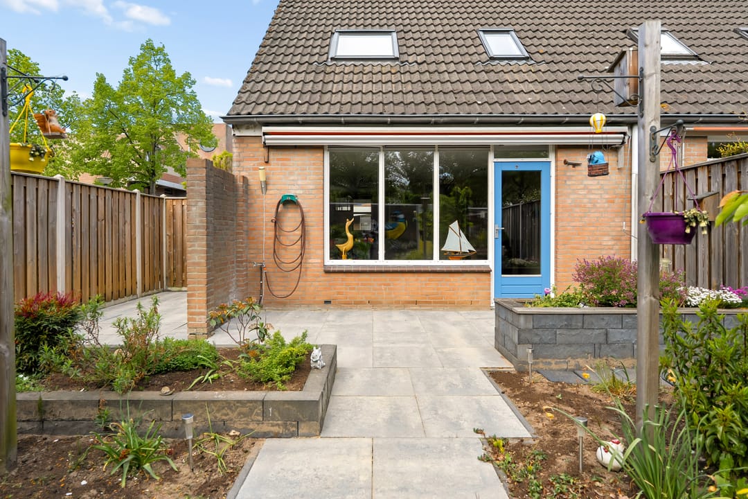 Well-Maintained Corner Home with Spacious Sunny Garden in Almere-Centrum — 41