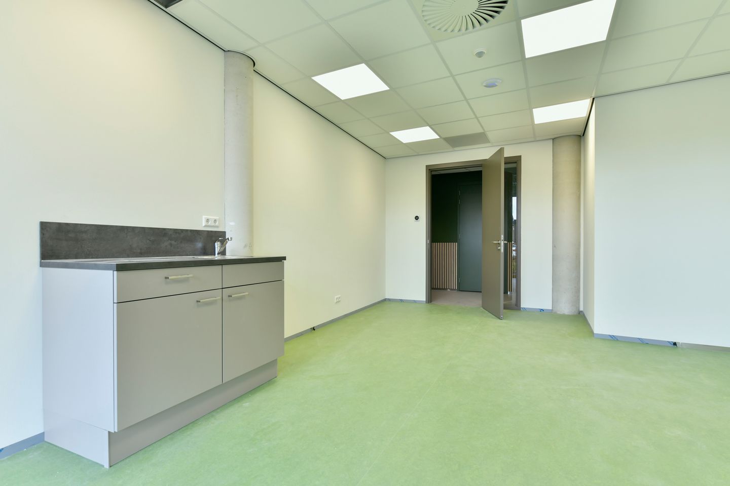 View photo 2 of Roerdomplaan 35