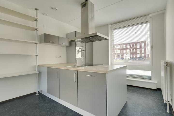 Photo 5 of Van Hoftenstraat 33