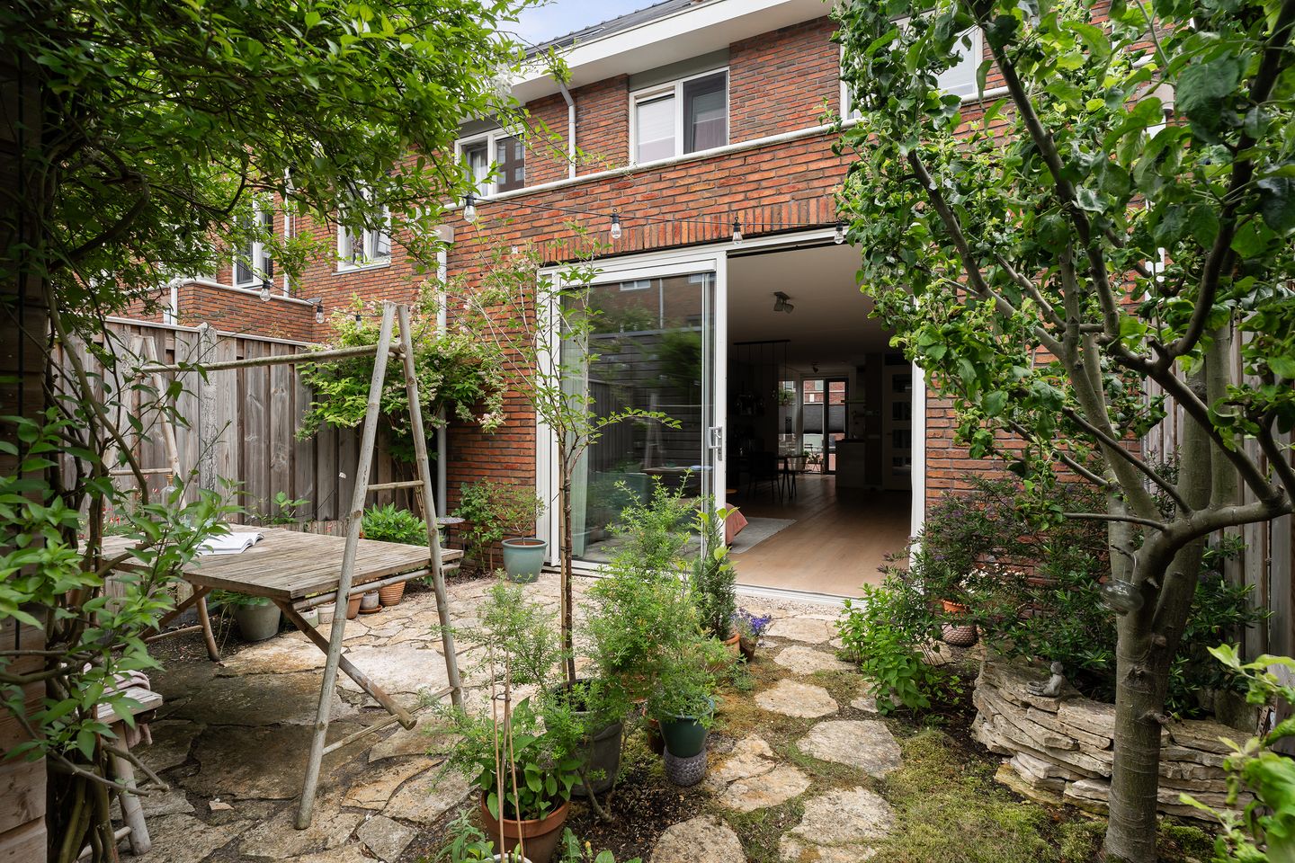 Modern Family Home with Sunny Southwest Garden in Rotterdam Feijenoord — 10