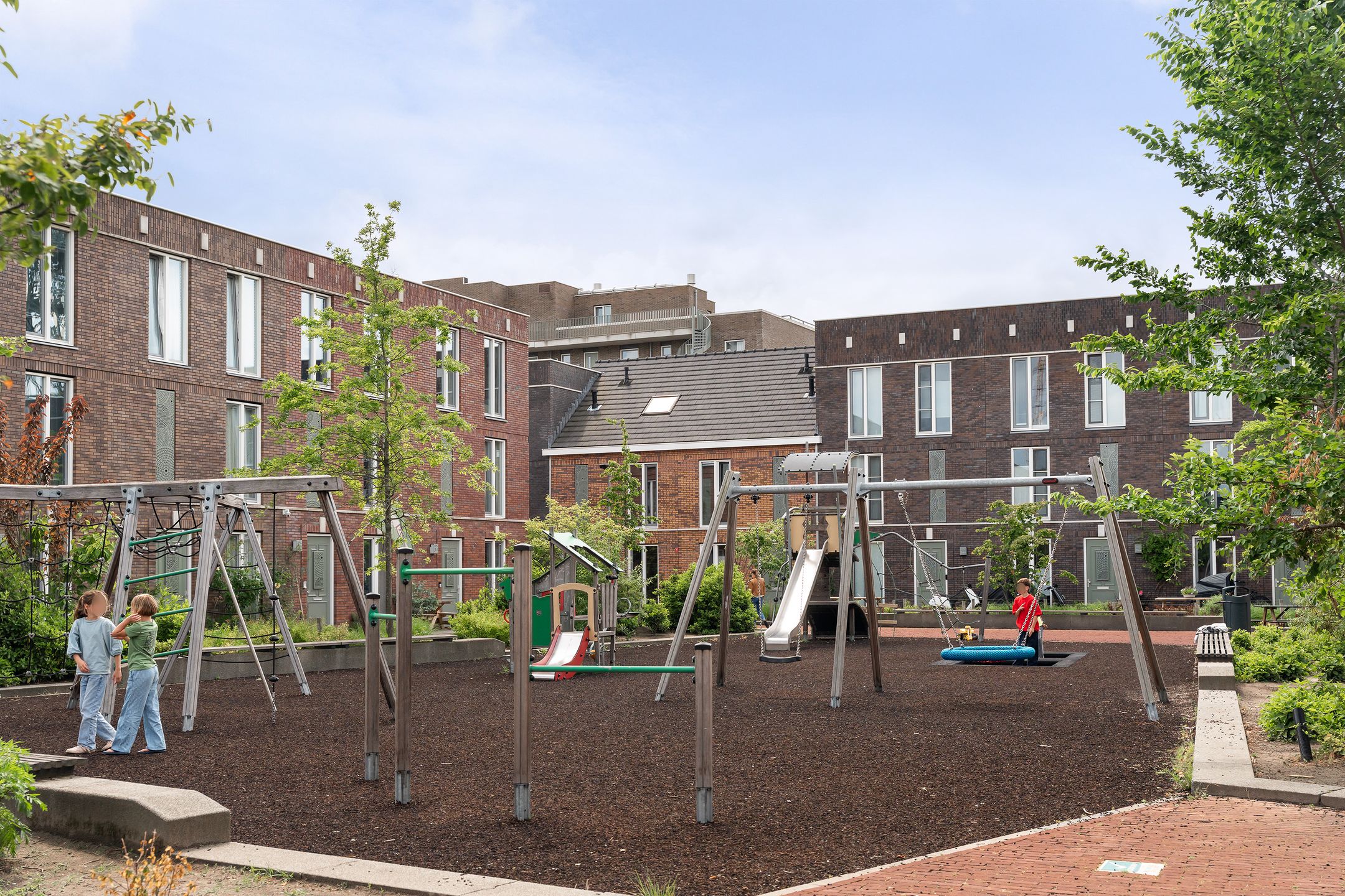 Modern Family Home with Sunny Southwest Garden in Rotterdam Feijenoord — 39