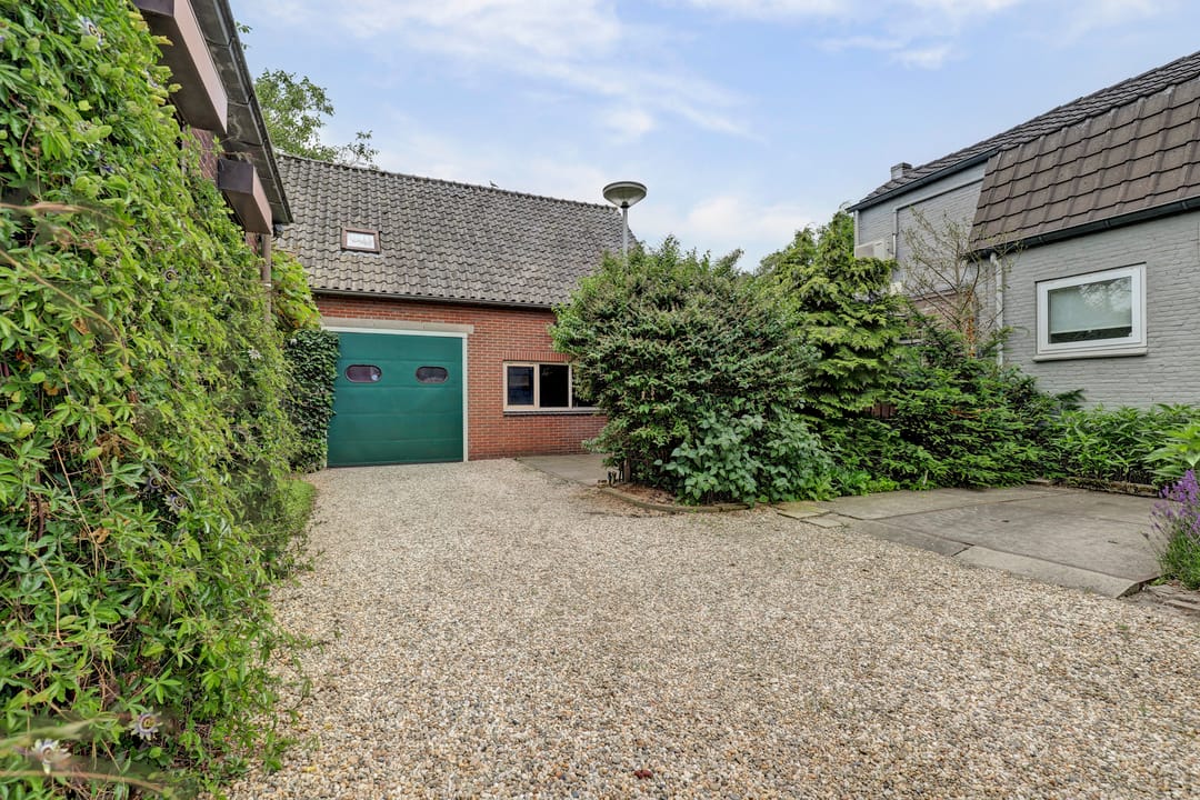 Elegant historic home with spacious garden and garage near Kerkdriel centre — 53