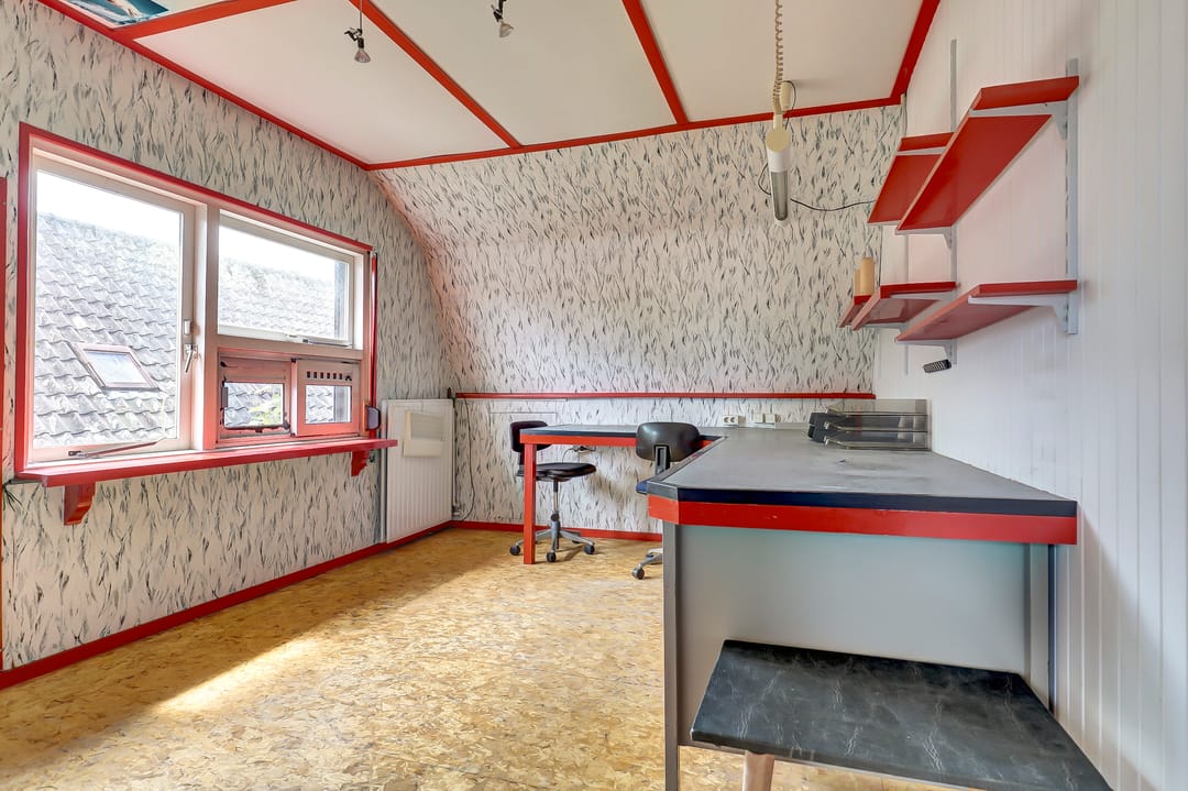 Elegant historic home with spacious garden and garage near Kerkdriel centre — 26