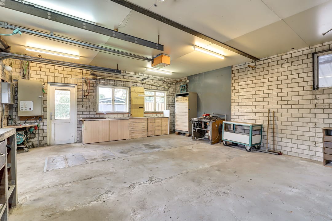 Elegant historic home with spacious garden and garage near Kerkdriel centre — 46
