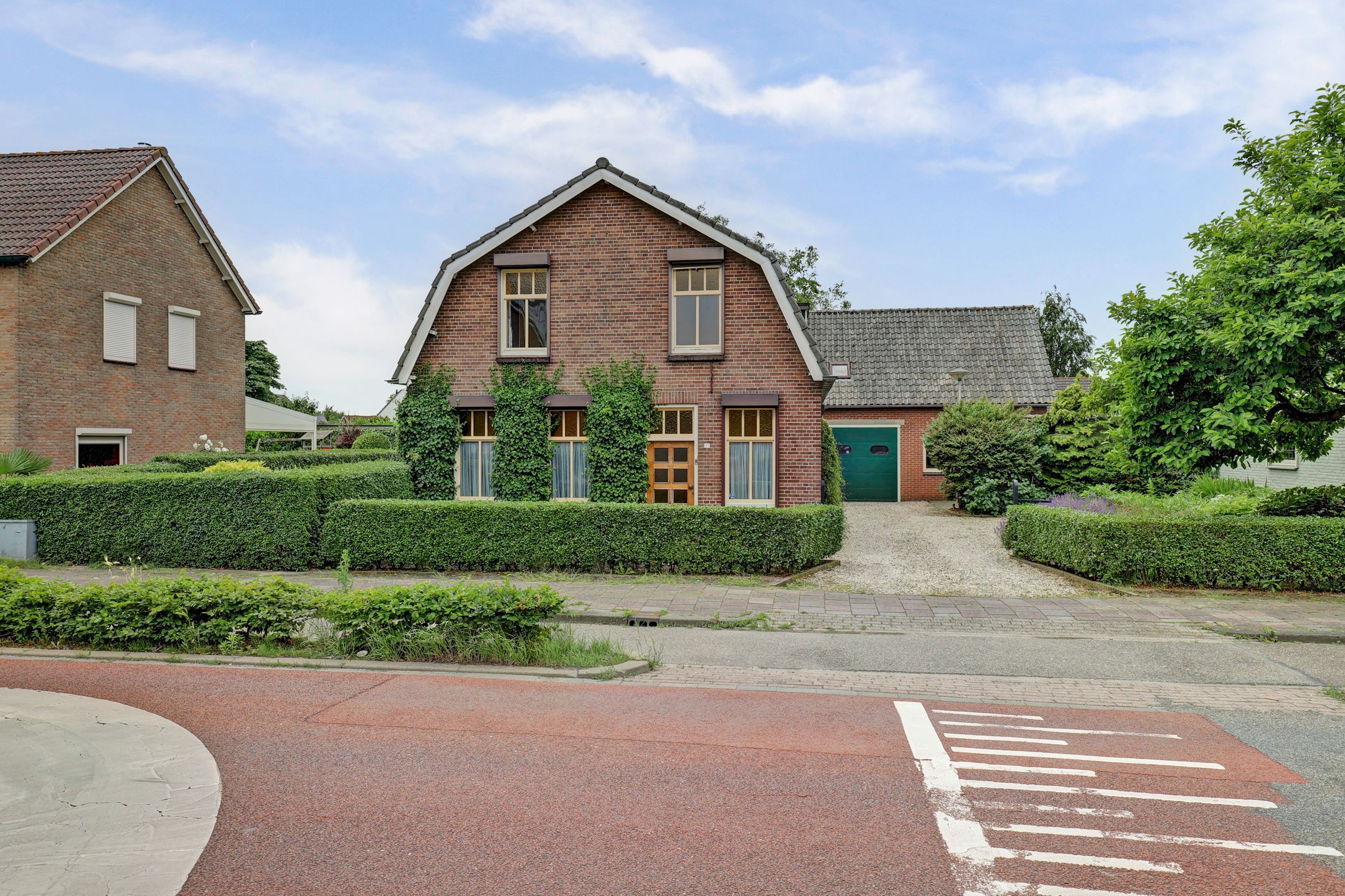 Elegant historic home with spacious garden and garage near Kerkdriel centre — 60