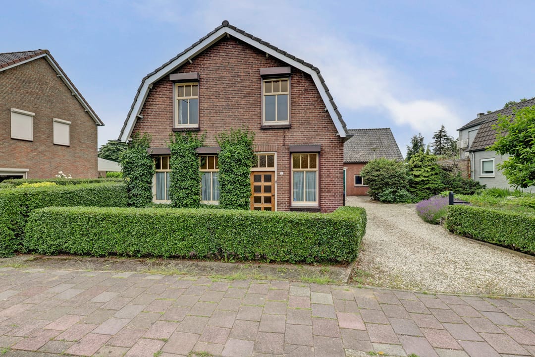 Elegant historic home with spacious garden and garage near Kerkdriel centre — 61
