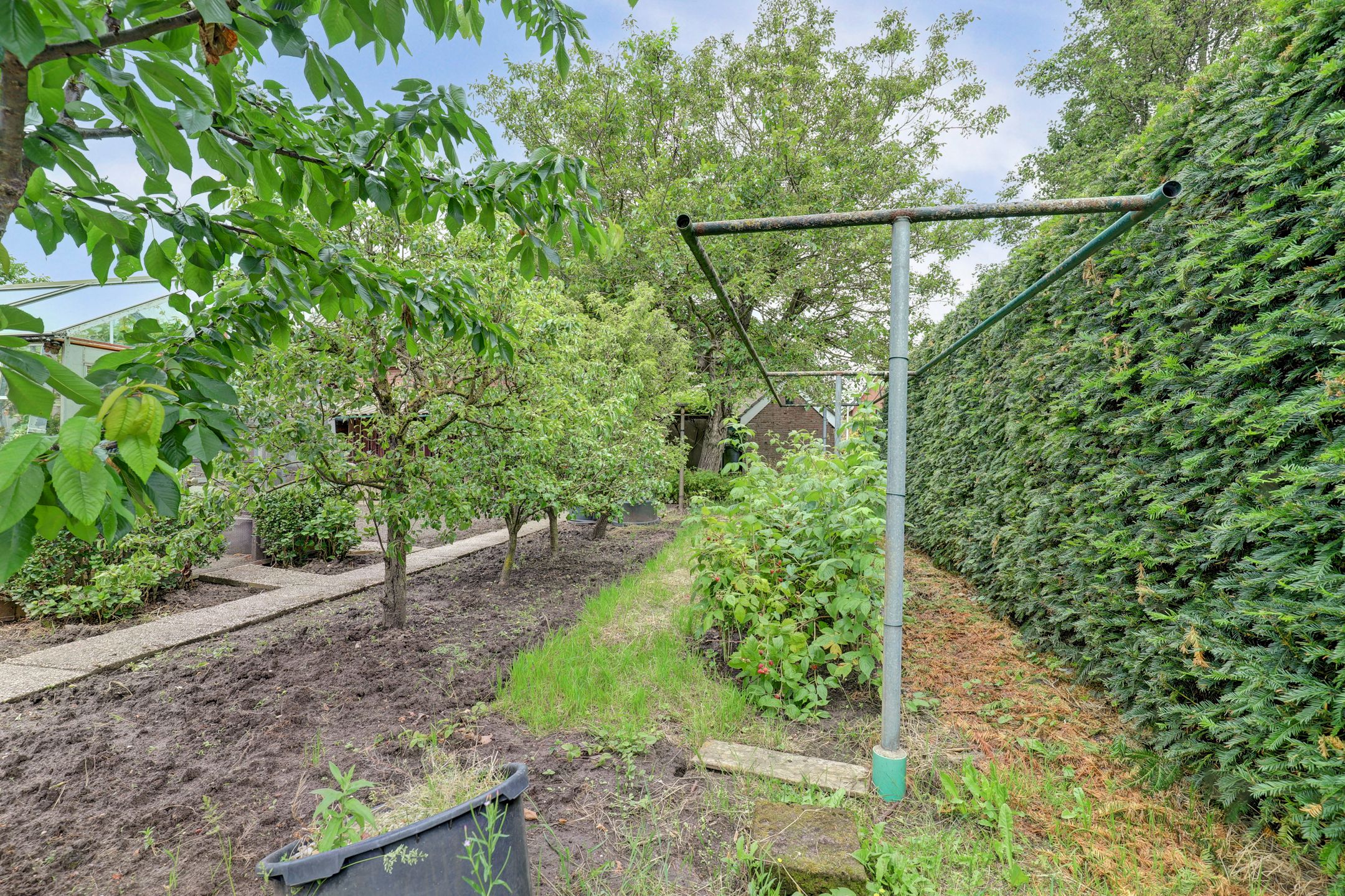 Elegant historic home with spacious garden and garage near Kerkdriel centre — 39