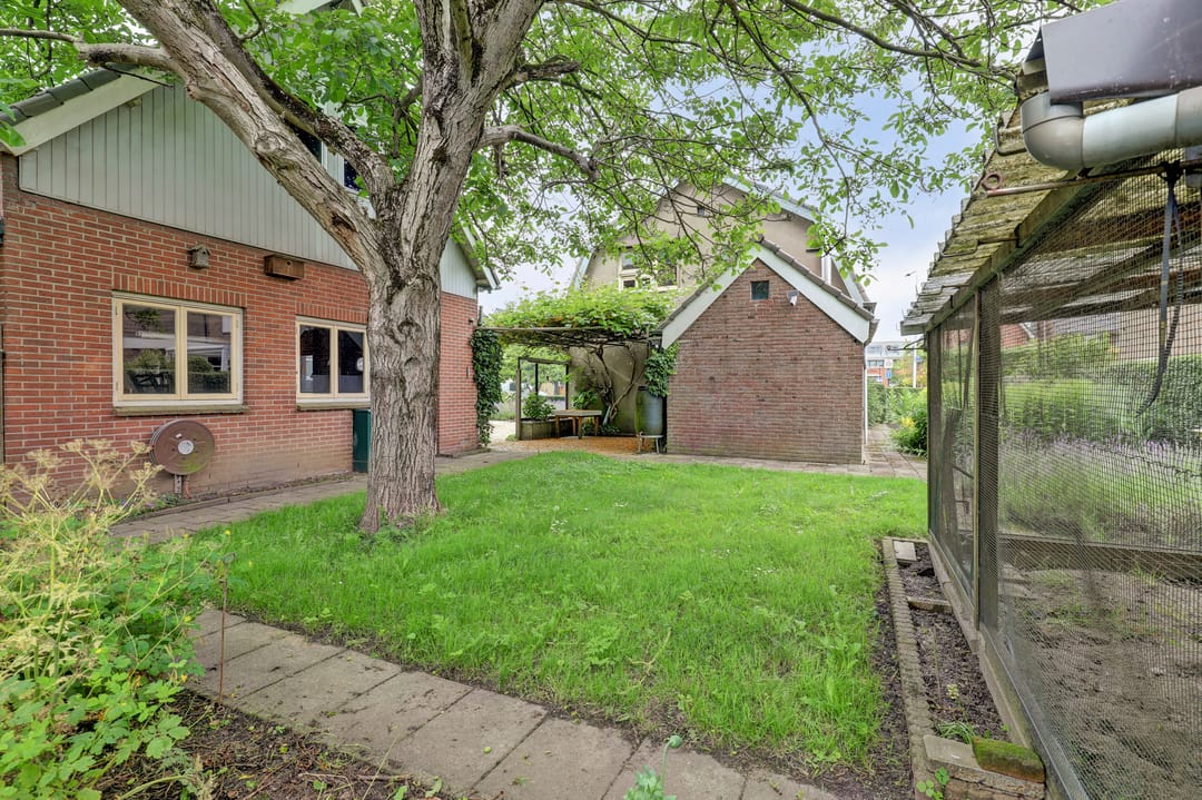Elegant historic home with spacious garden and garage near Kerkdriel centre — 31