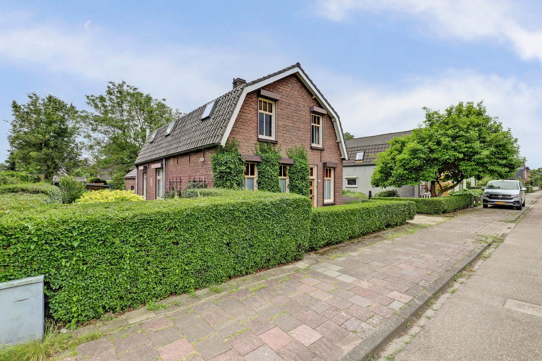 Elegant historic home with spacious garden and garage near Kerkdriel centre — 58