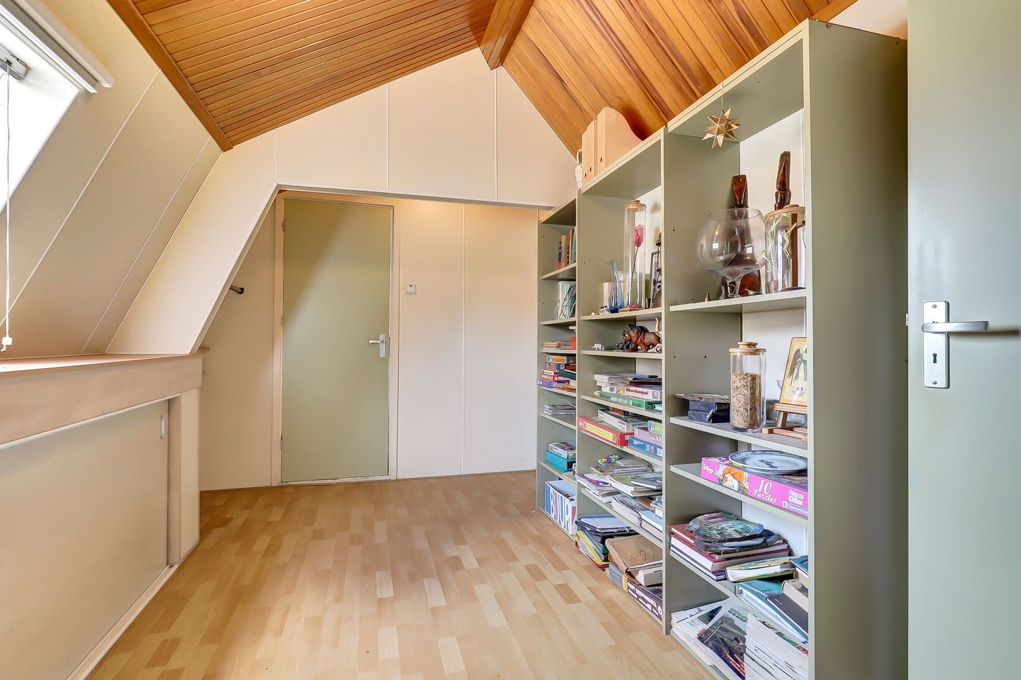 Elegant historic home with spacious garden and garage near Kerkdriel centre — 20