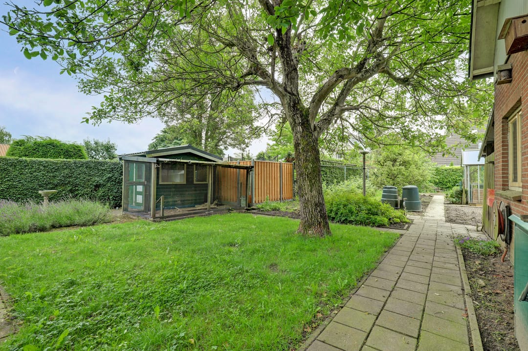 Elegant historic home with spacious garden and garage near Kerkdriel centre — 37
