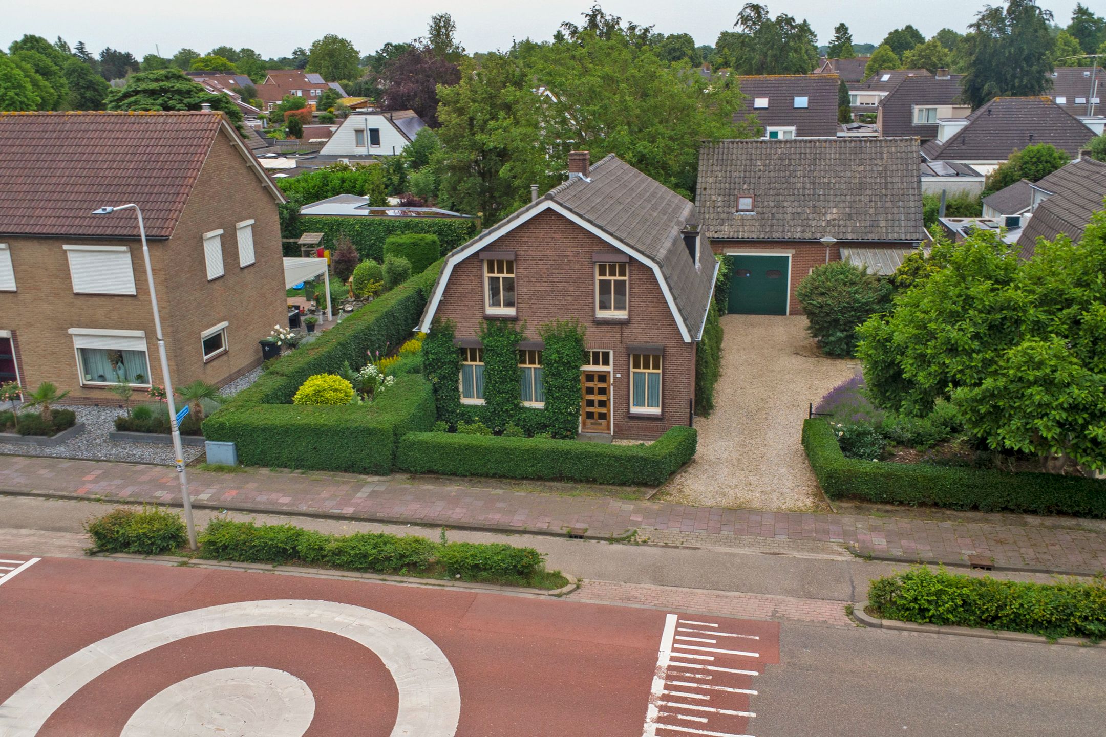 Elegant historic home with spacious garden and garage near Kerkdriel centre — 63