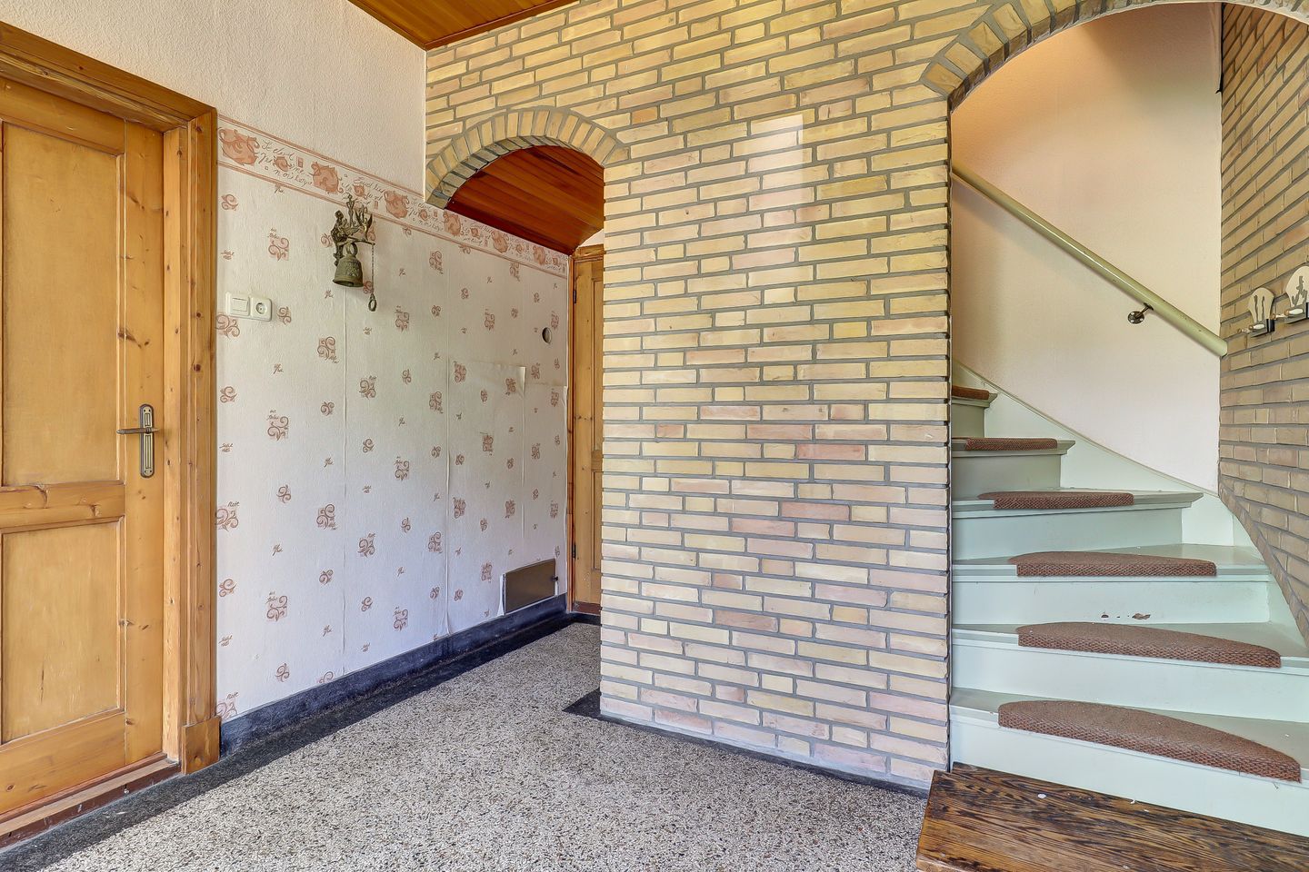 Elegant historic home with spacious garden and garage near Kerkdriel centre — 14
