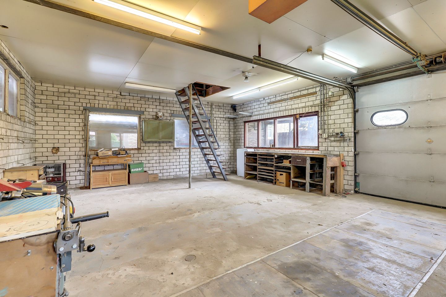 Elegant historic home with spacious garden and garage near Kerkdriel centre — 44