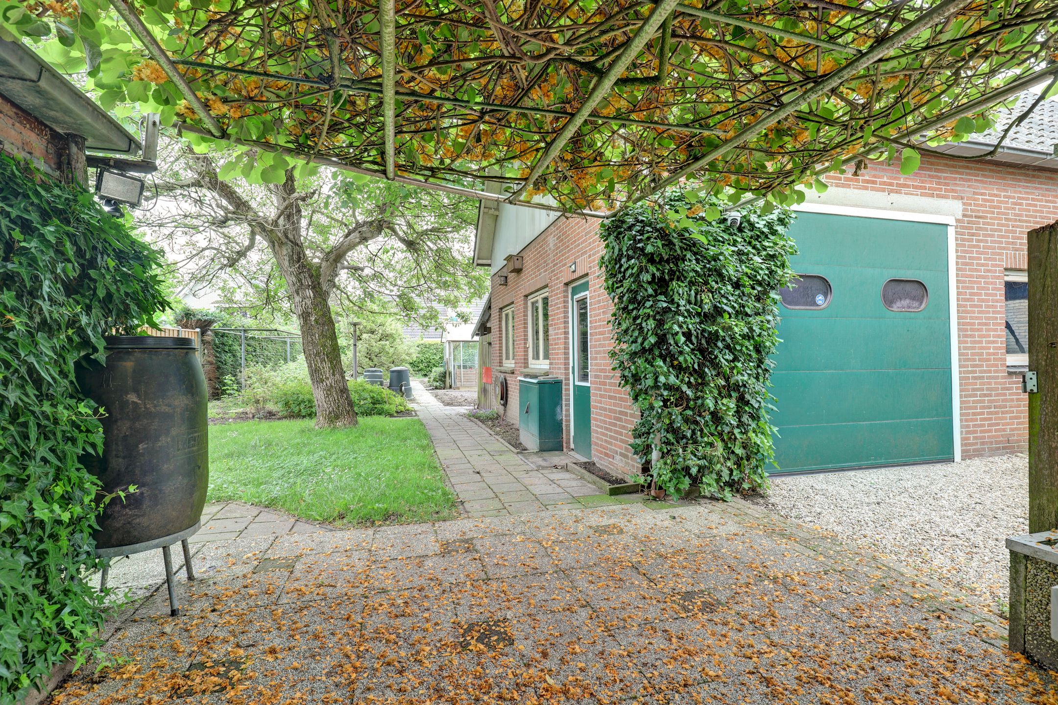 Elegant historic home with spacious garden and garage near Kerkdriel centre — 33