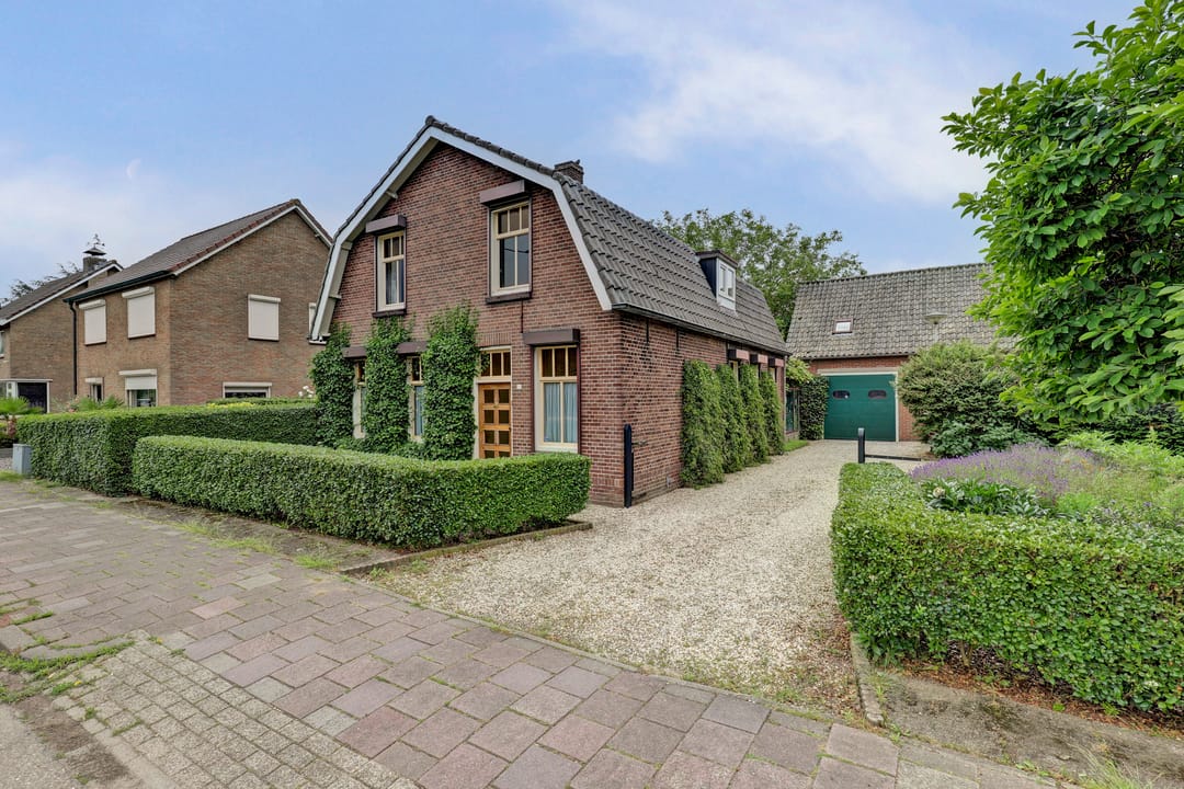 Elegant historic home with spacious garden and garage near Kerkdriel centre — 62