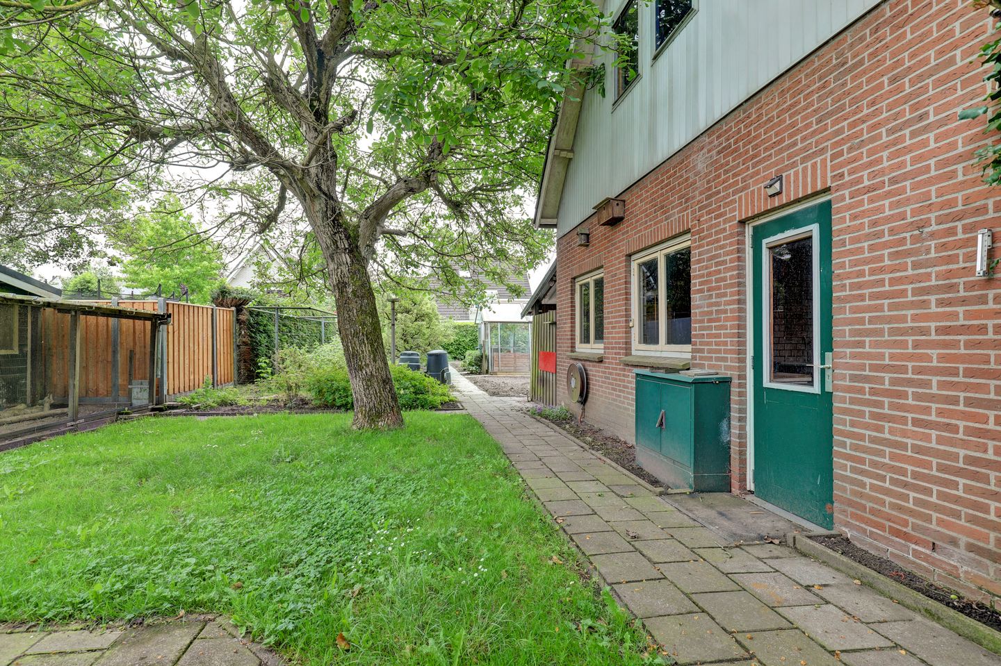 Elegant historic home with spacious garden and garage near Kerkdriel centre — 35