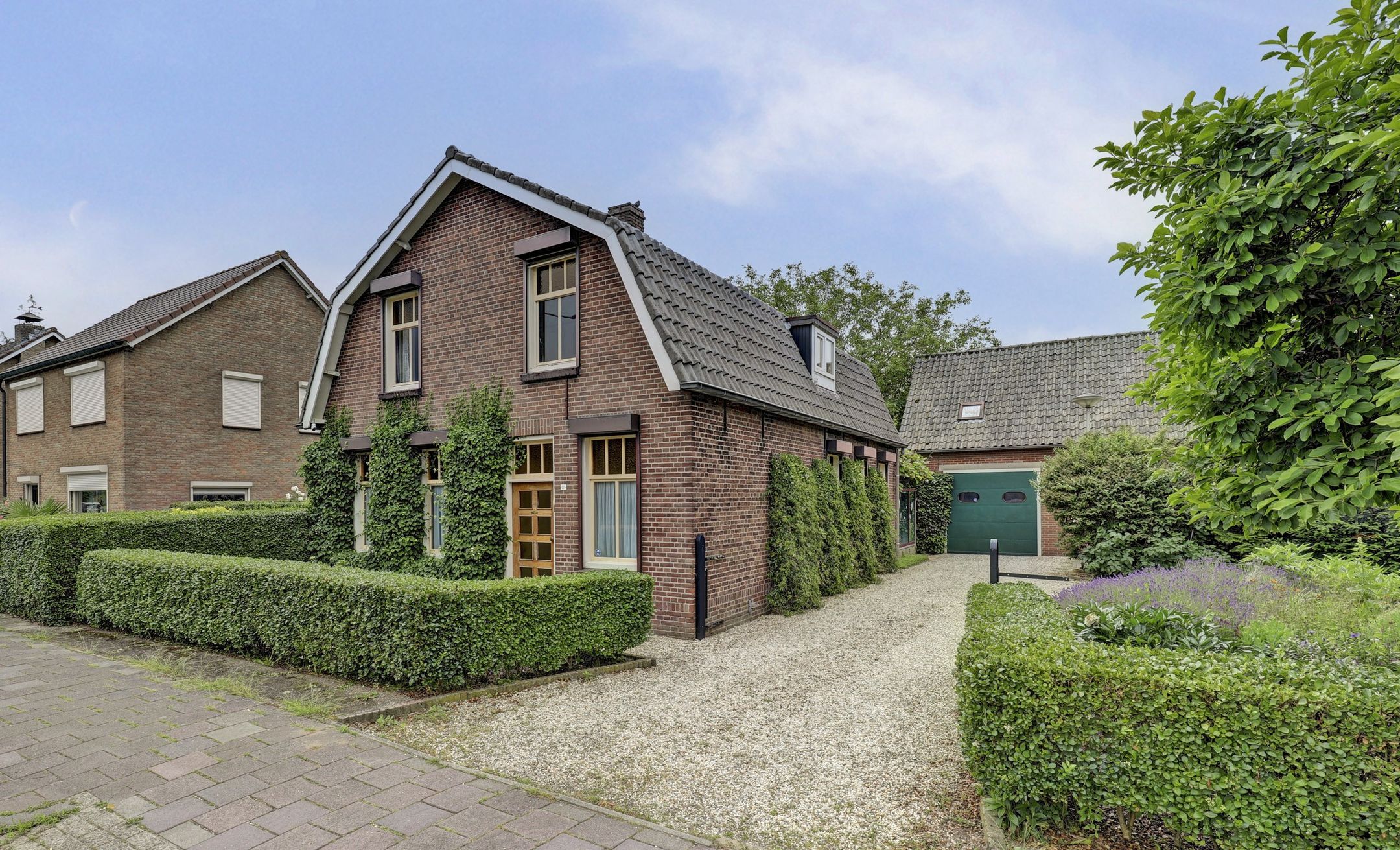 Elegant historic home with spacious garden and garage near Kerkdriel centre — 57