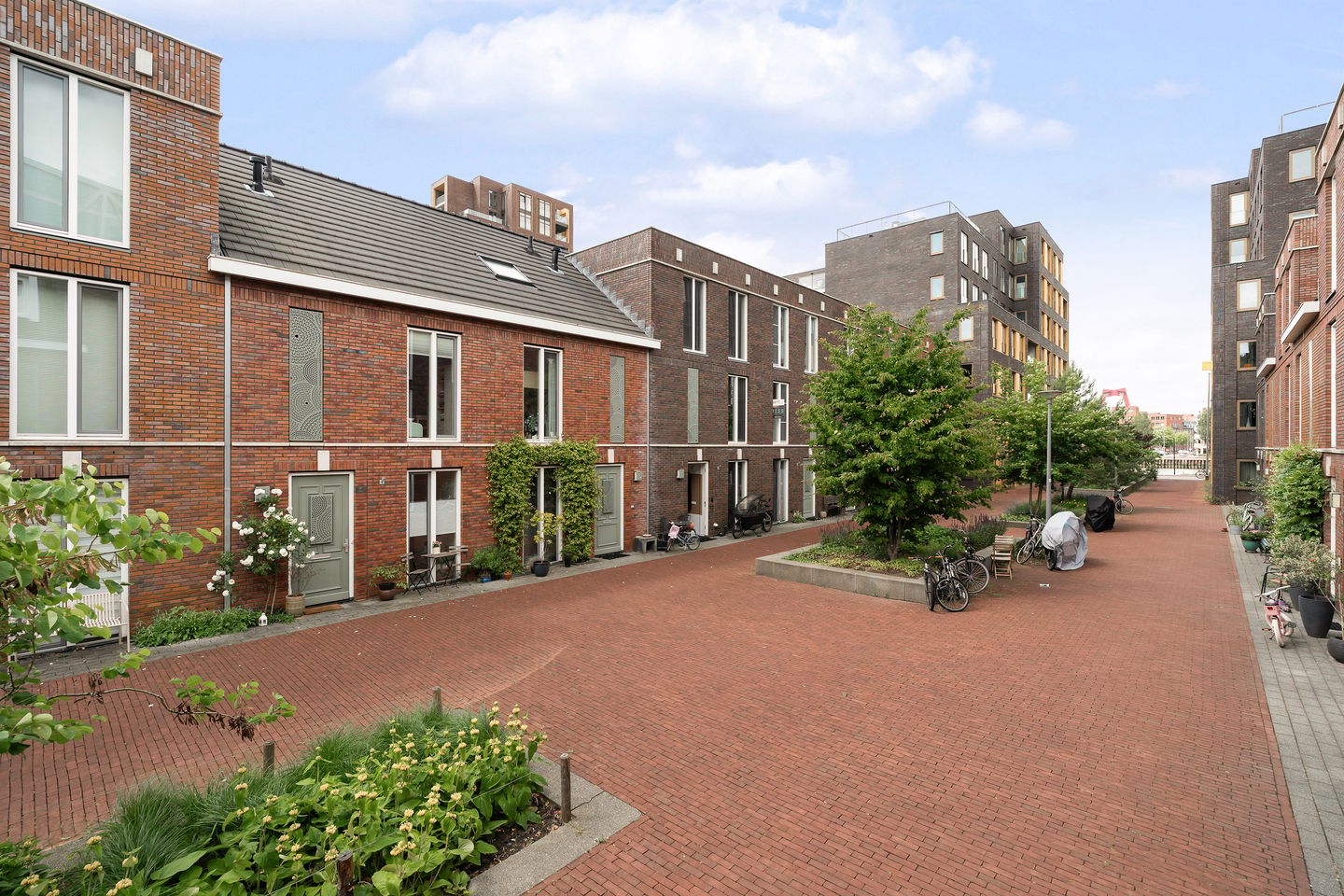 Modern Family Home with Sunny Southwest Garden in Rotterdam Feijenoord — 34