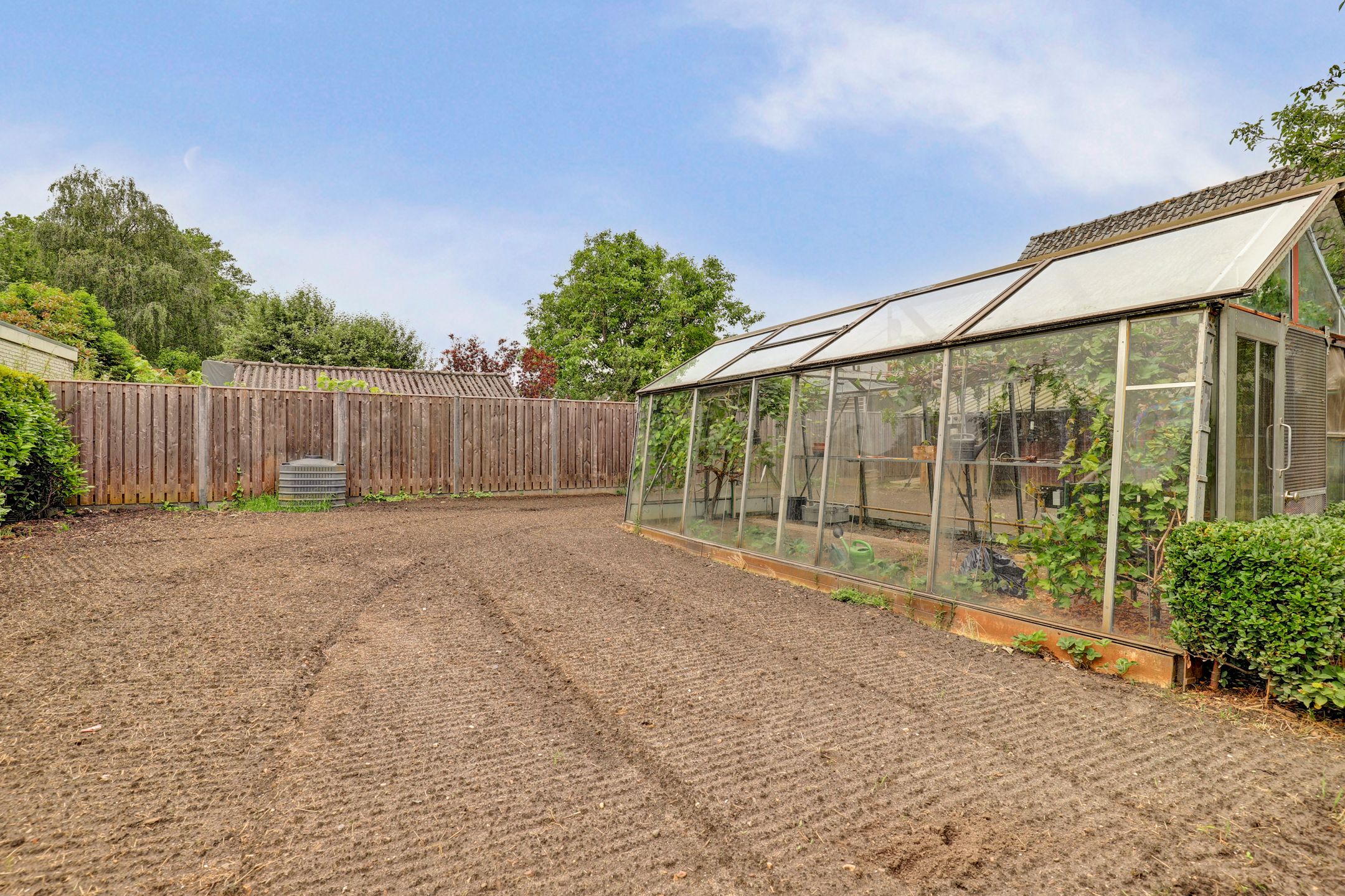 Elegant historic home with spacious garden and garage near Kerkdriel centre — 42