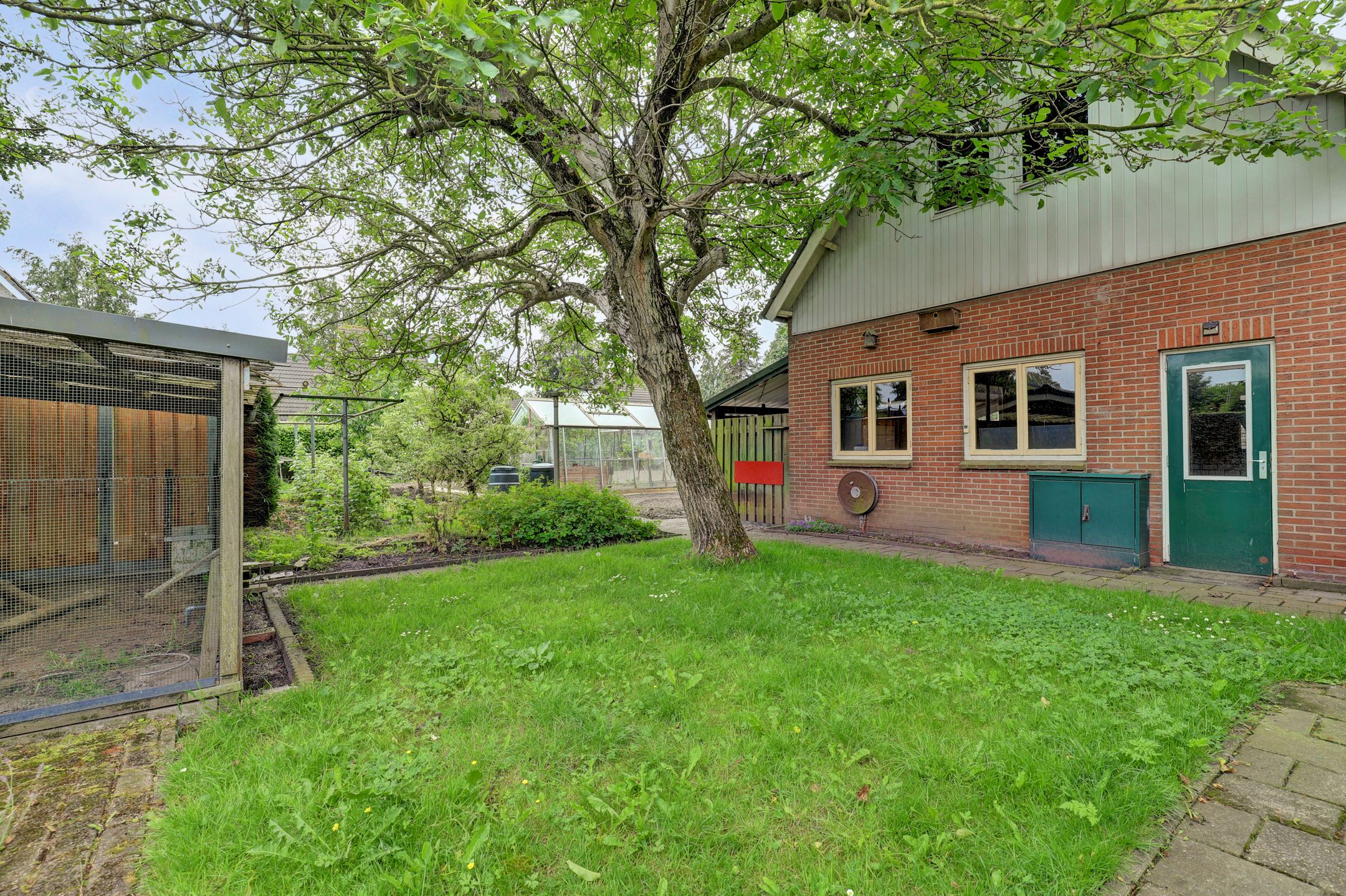 Elegant historic home with spacious garden and garage near Kerkdriel centre — 36