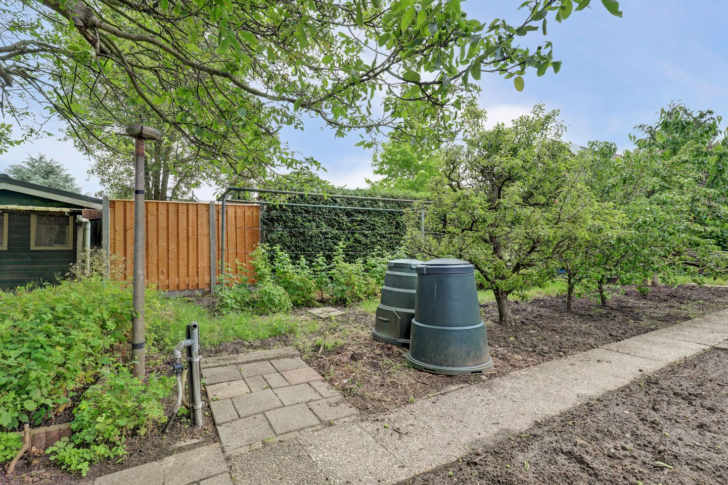 Elegant historic home with spacious garden and garage near Kerkdriel centre — 40