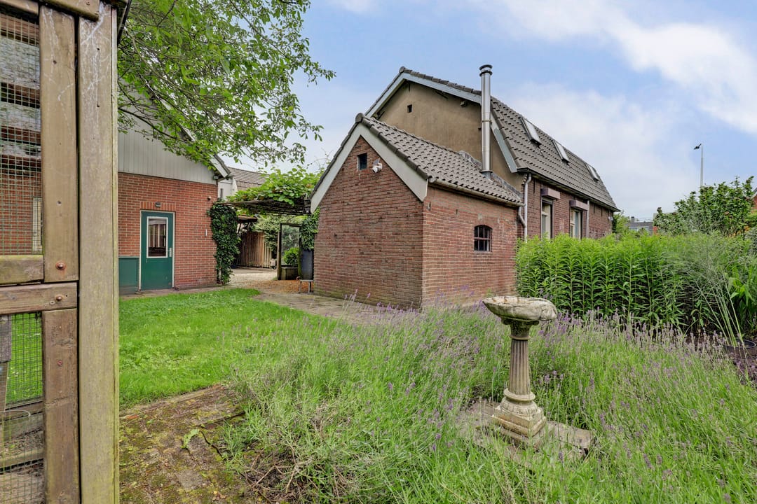 Elegant historic home with spacious garden and garage near Kerkdriel centre — 32