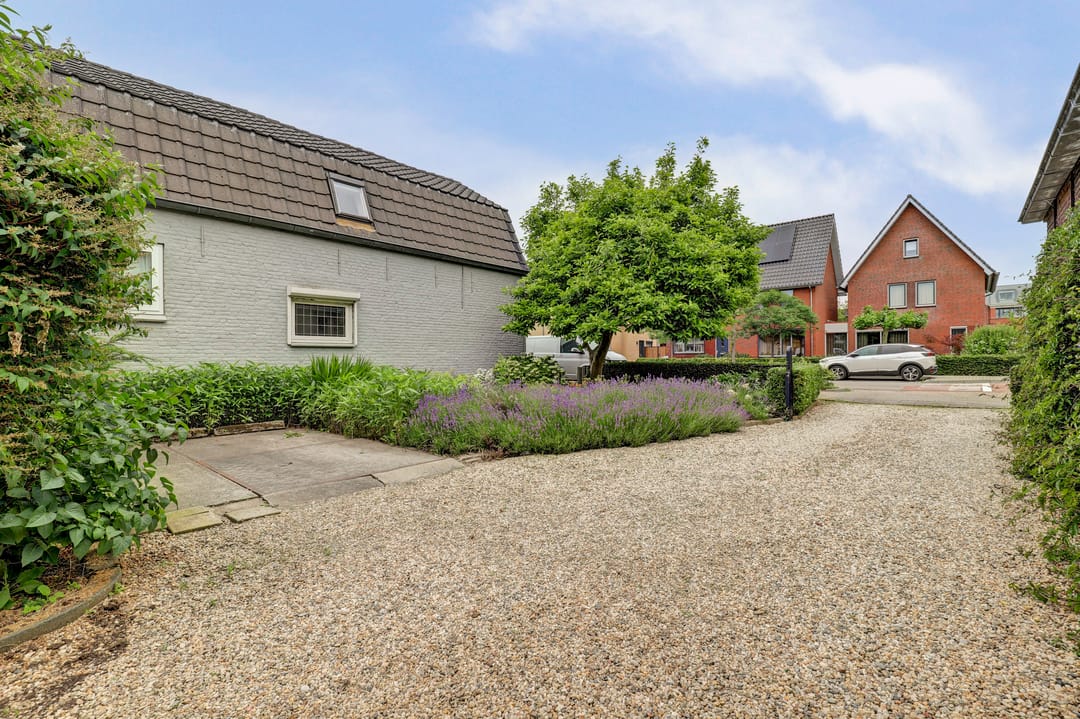 Elegant historic home with spacious garden and garage near Kerkdriel centre — 52
