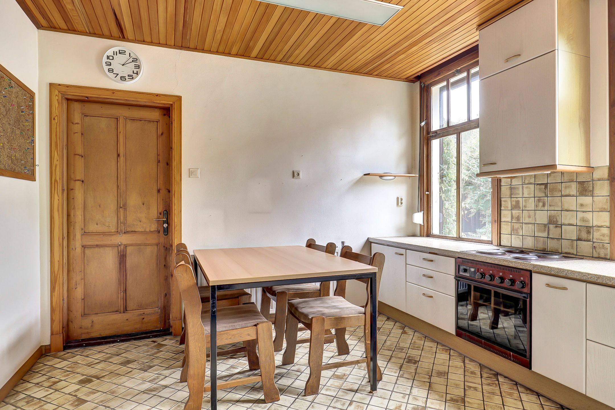 Elegant historic home with spacious garden and garage near Kerkdriel centre — 12