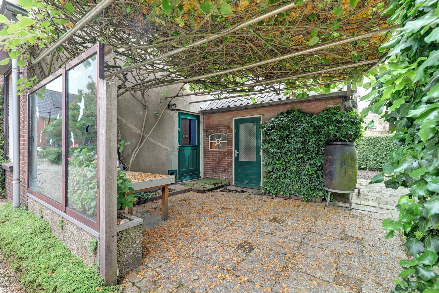 Elegant historic home with spacious garden and garage near Kerkdriel centre — 34