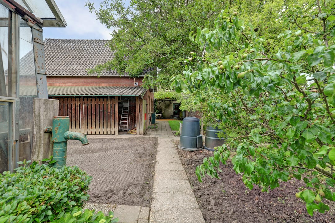 Elegant historic home with spacious garden and garage near Kerkdriel centre — 38