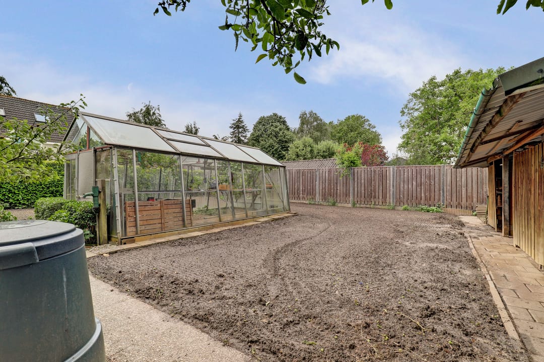 Elegant historic home with spacious garden and garage near Kerkdriel centre — 41
