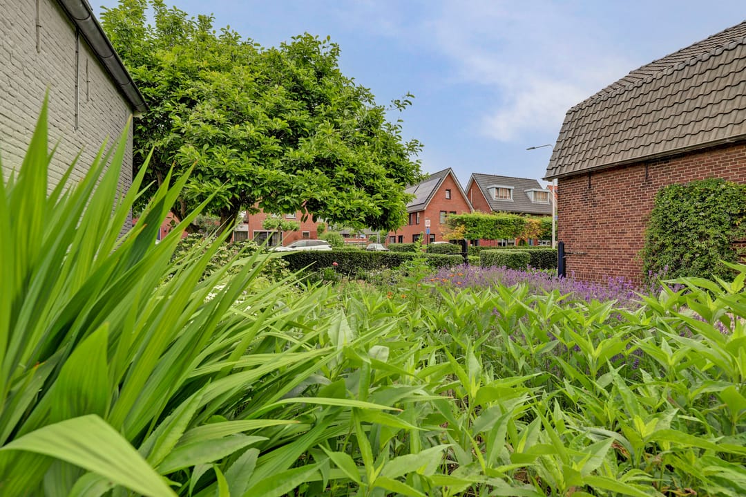 Elegant historic home with spacious garden and garage near Kerkdriel centre — 56
