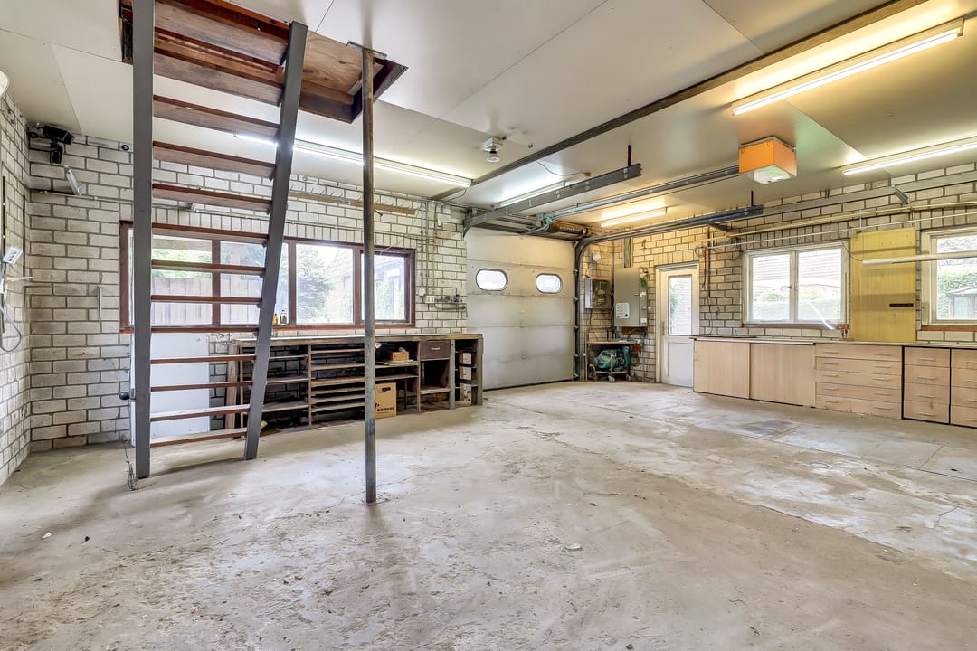 Elegant historic home with spacious garden and garage near Kerkdriel centre — 43