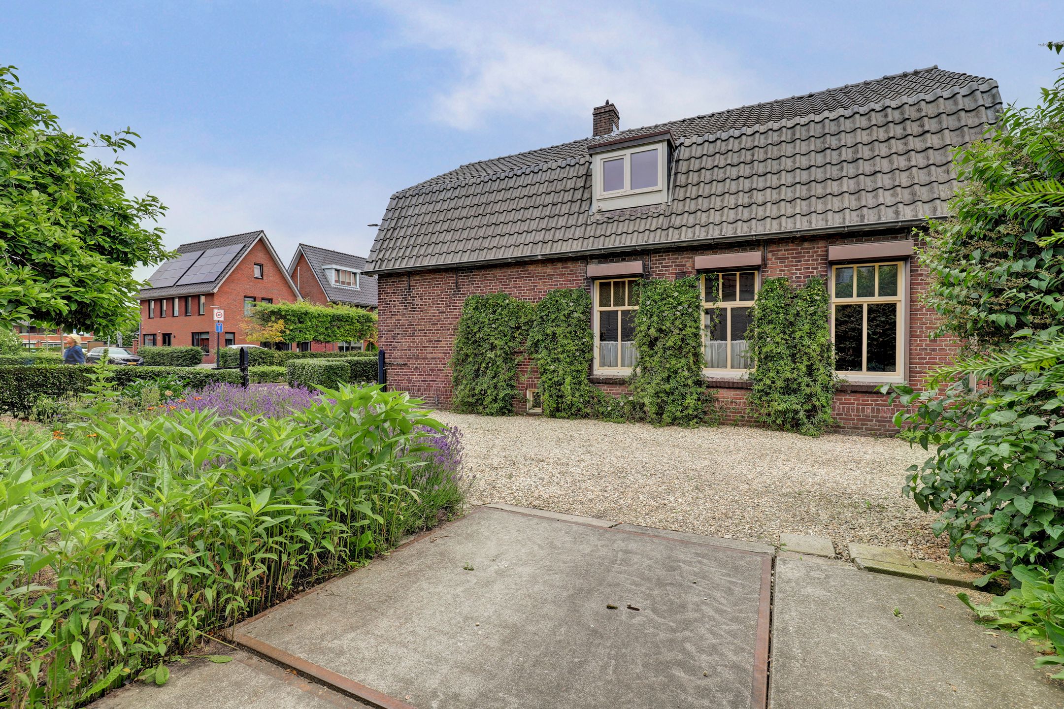Elegant historic home with spacious garden and garage near Kerkdriel centre — 51