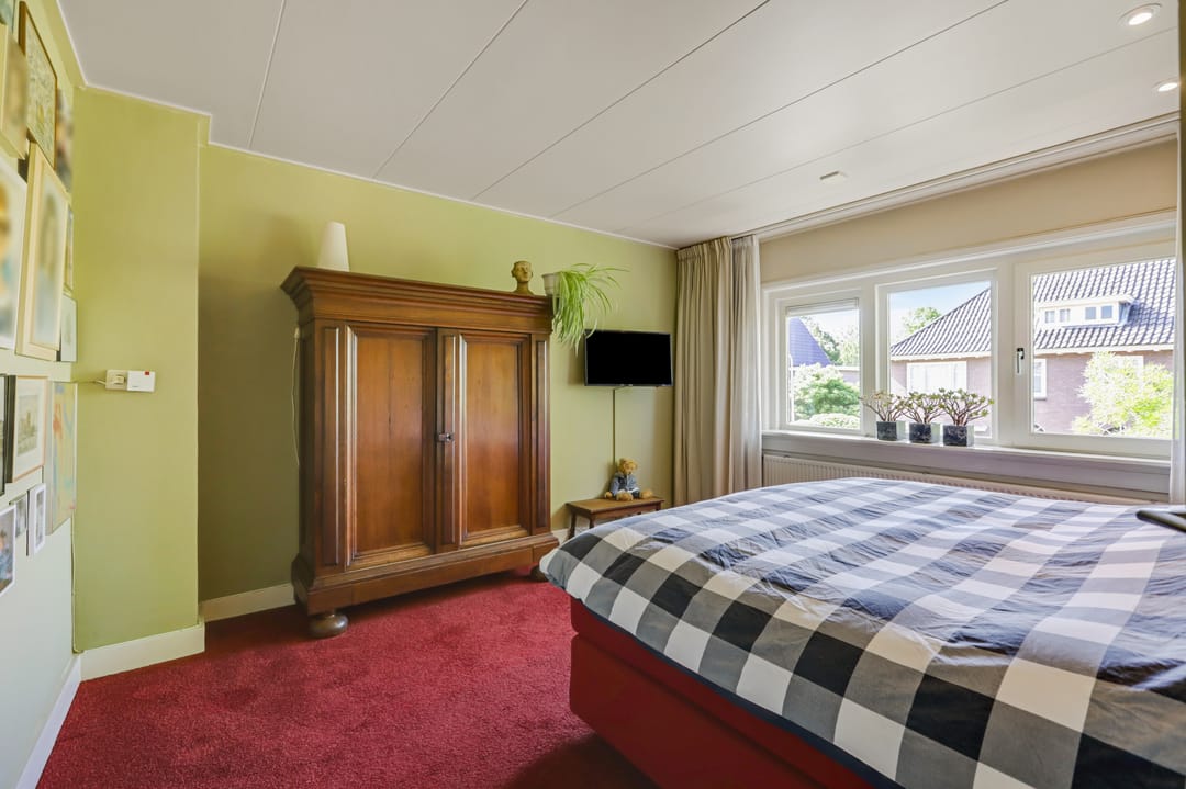 Characterful 1930s Semi-Detached Home with Five Bedrooms, Garden Studio and Spacious Plot Near Doetinchem Forest — 46