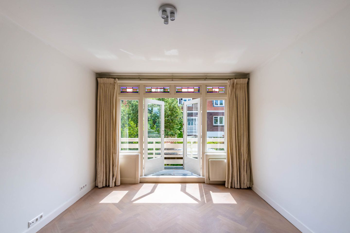 Spacious 1930s Family Home with Five Bedrooms and South-Facing Garden in Overveen — 19