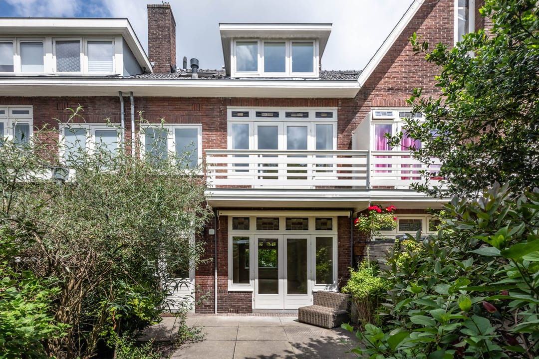 Spacious 1930s Family Home with Five Bedrooms and South-Facing Garden in Overveen — 11