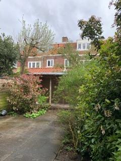 Spacious 1930s Family Home with Five Bedrooms and South-Facing Garden in Overveen — 8
