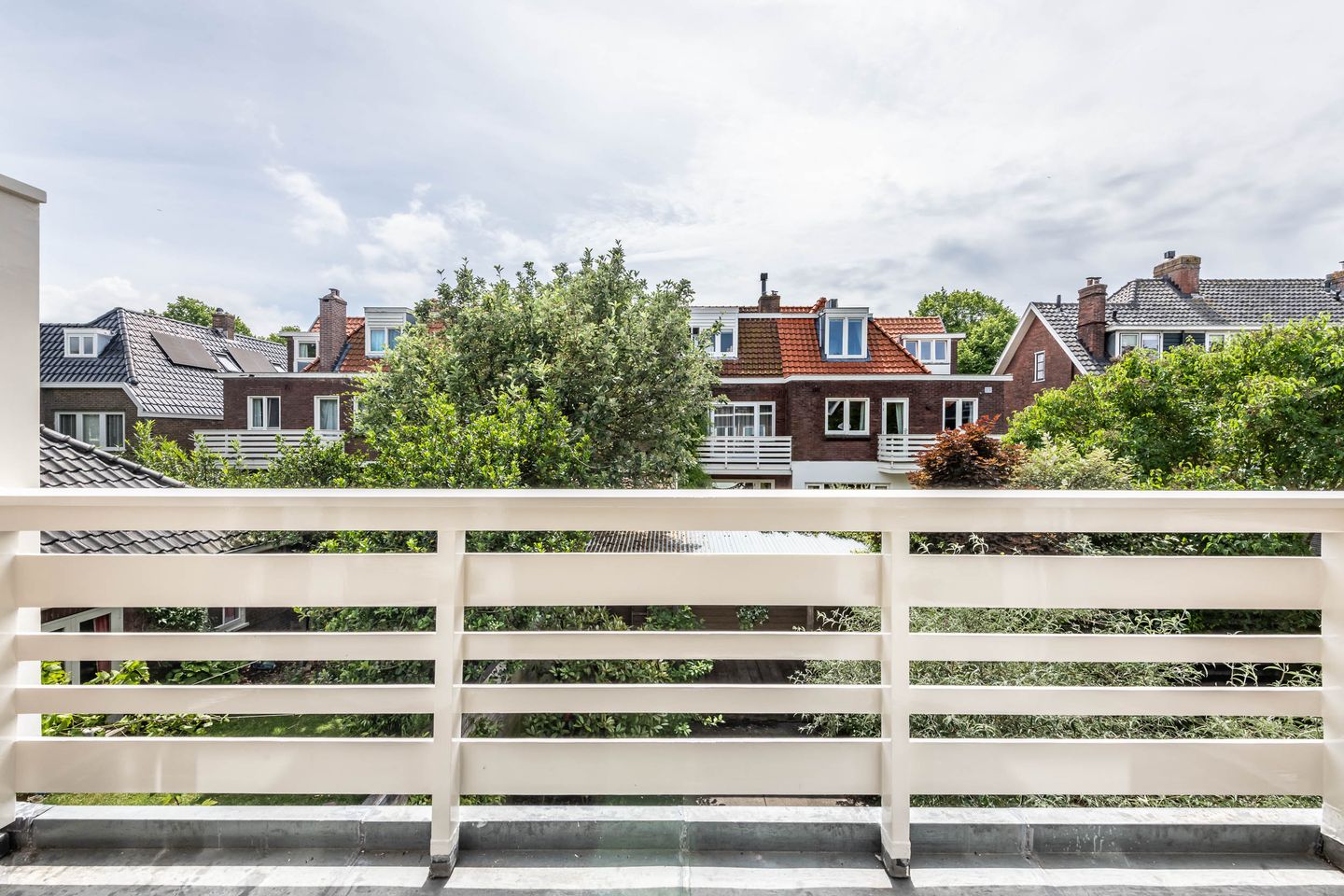 Spacious 1930s Family Home with Five Bedrooms and South-Facing Garden in Overveen — 20